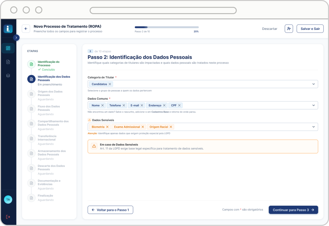Tela do sistema numa janela de navegador: passo 2 de 10, identificação dos dados pessoais, com as etapas à esquerda e categorias de titular, dados comuns e dados sensíveis selecionados em tags.