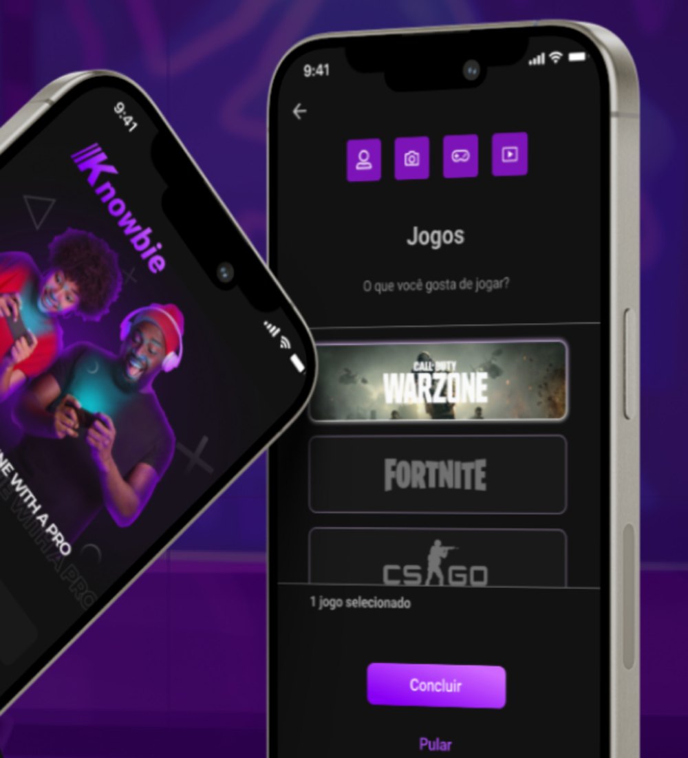 Dois aparelhos lado a lado sobre fundo roxo, com a abertura do aplicativo Knowbie e a tela de escolha de jogos.
